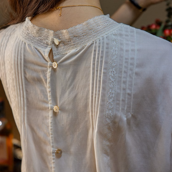 【2color】レース刺繍&バックボタンディテールブラウス《Z00869》