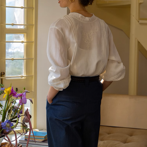 【2color】レース刺繍&バックボタンディテールブラウス《Z00869》