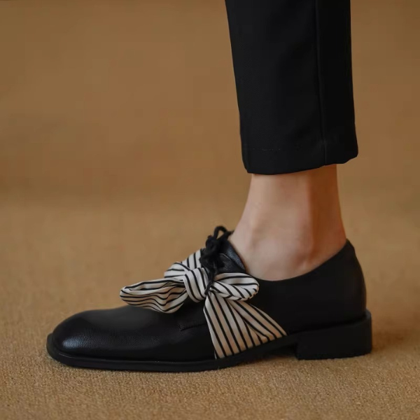 ストライプリボンのスクエアトゥローファー《Z01346》