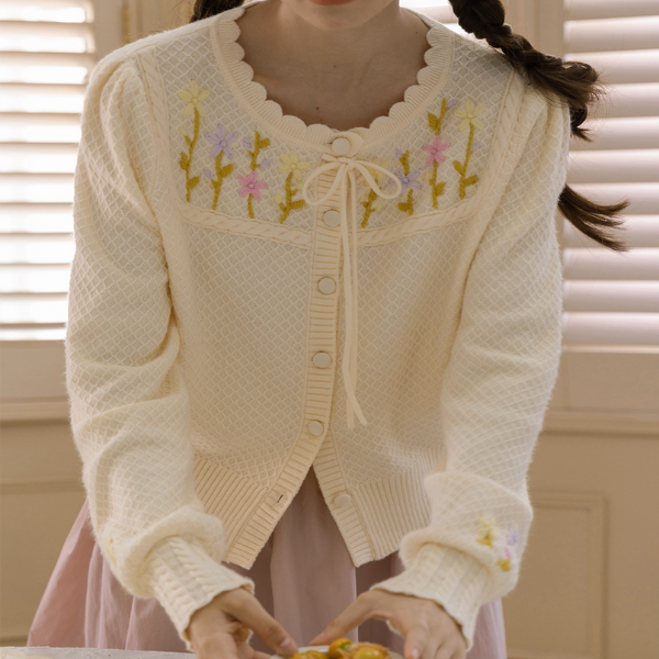 花咲くヨーク刺繍のアイボリーカーディガン《Z01080》