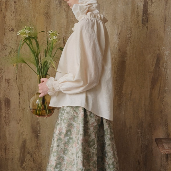 フリルネックのクラシカルブラウス《Z01113》