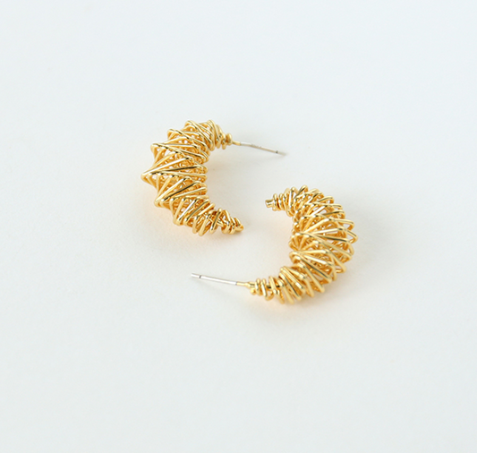 三日月型のゴールドカラーピアス Z00342