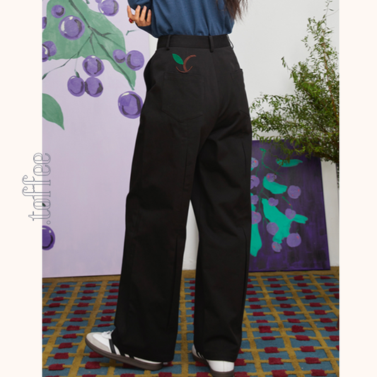 アップル刺繍ブラックストレートパンツ 《Z00693》