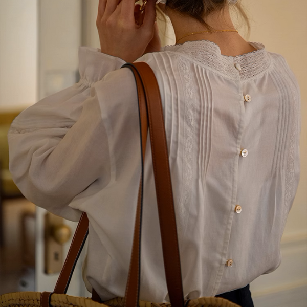 【2color】レース刺繍&バックボタンディテールブラウス《Z00869》