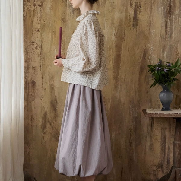 小花柄とフリル襟のクラシカルブラウス《Z01085》