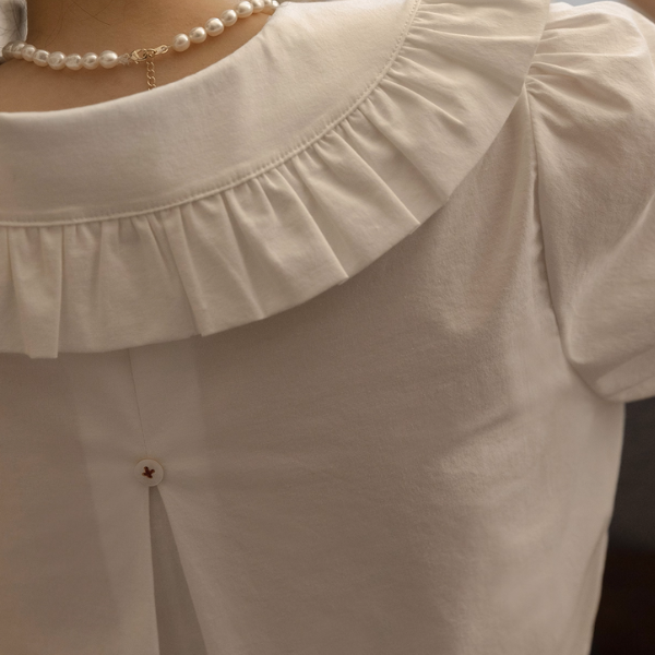 フリル襟が揺れるホワイトブラウス《Z01083》