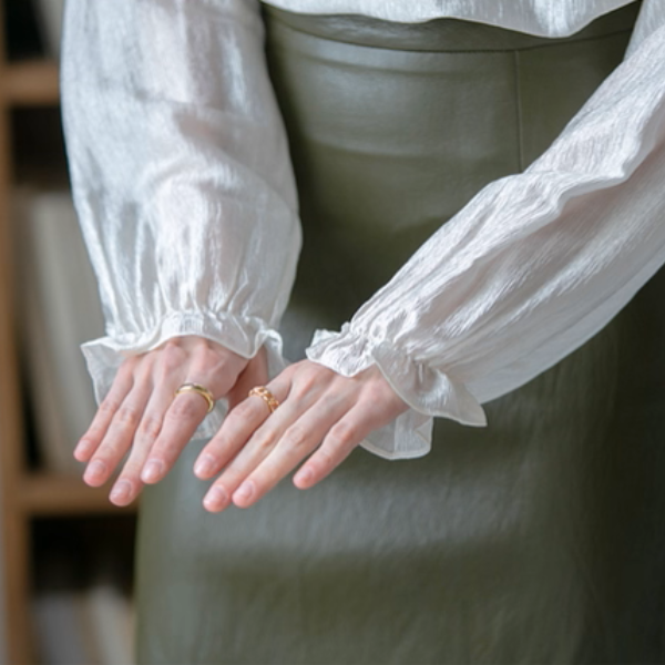 フリルネックのシアーブラウス《Z01094》