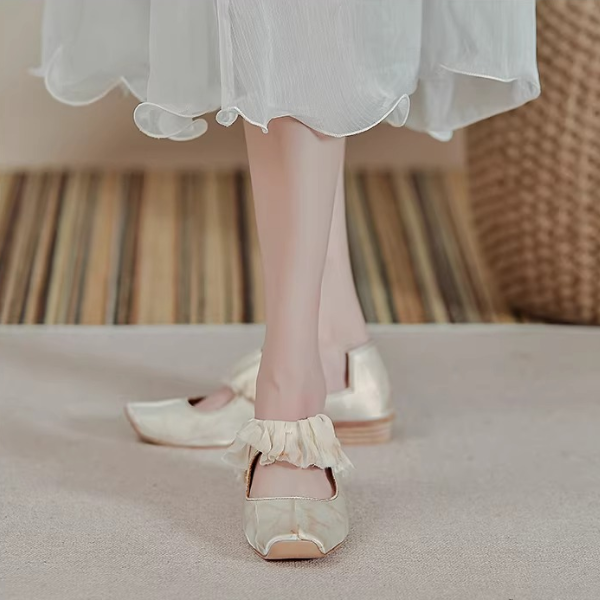 フリルストラップのアンティーク調フラットシューズ《Z01334》