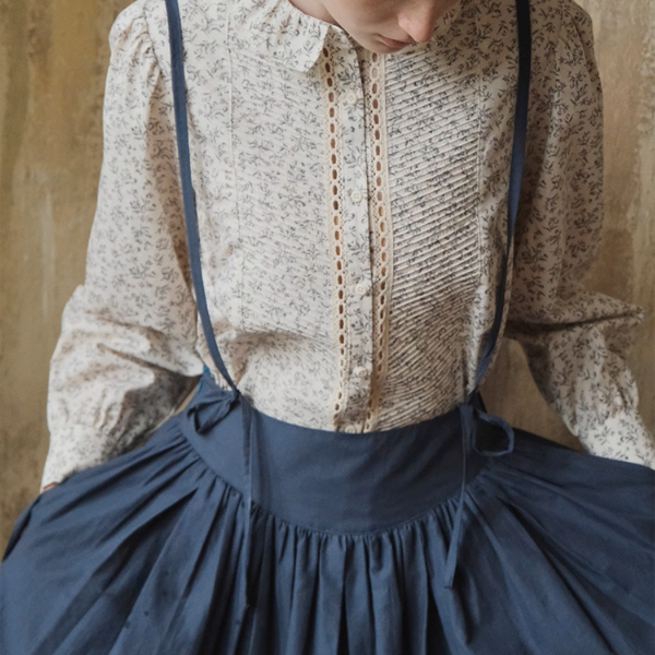 小花柄とフリル襟のクラシカルブラウス《Z01085》