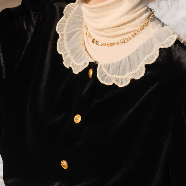 夜を纏うレーススカラップの光沢シャツ《Z01181》