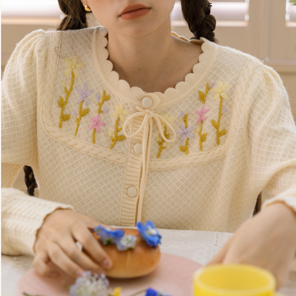 花咲くヨーク刺繍のアイボリーカーディガン《Z01080》