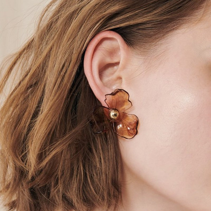 淡い花が可憐なピアス