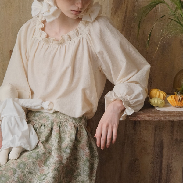 フリルネックのクラシカルブラウス《Z01113》