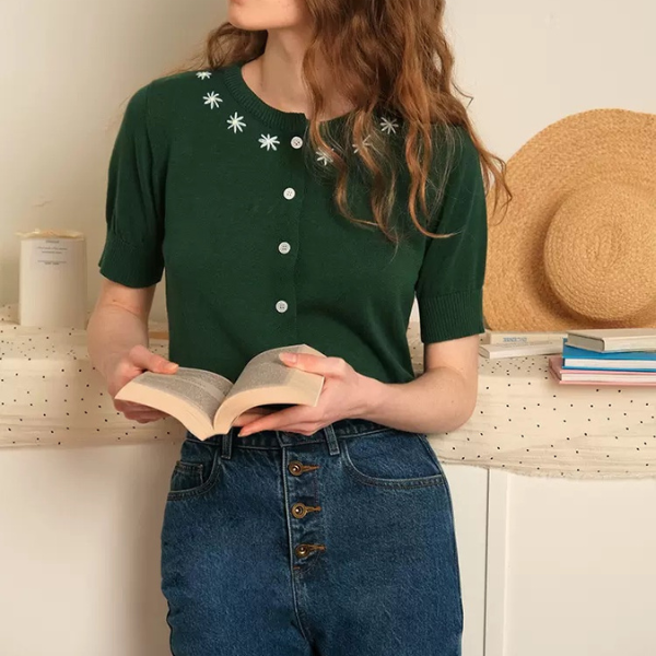 お花の刺繍入りラウンドネック半袖ニット Z00233