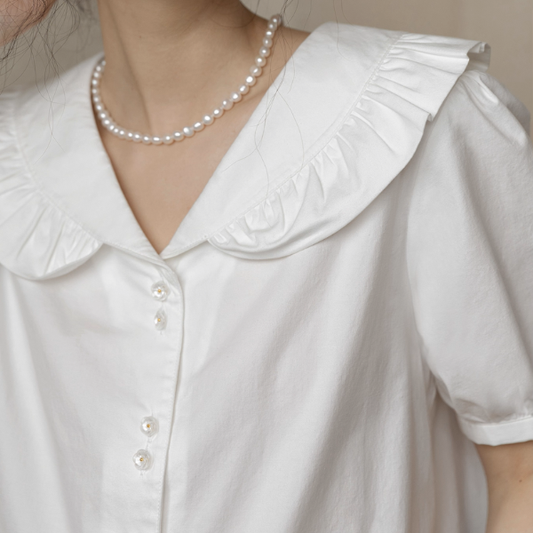 フリル襟が揺れるホワイトブラウス《Z01083》