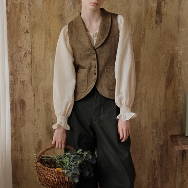 フリルネックのクラシカルブラウス《Z01113》