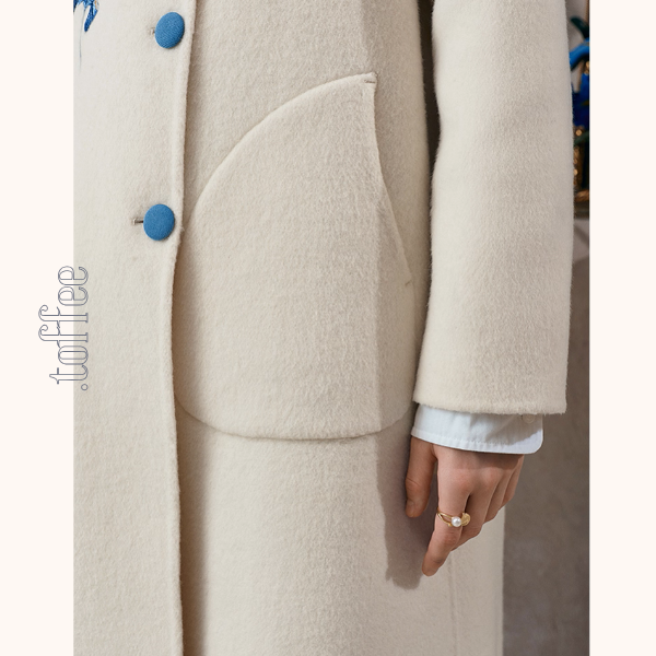 アイリス刺繍のアートボタンコート《Z01130》