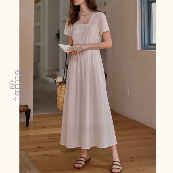 レース刺繍のホワイトロングワンピース《Z01093》