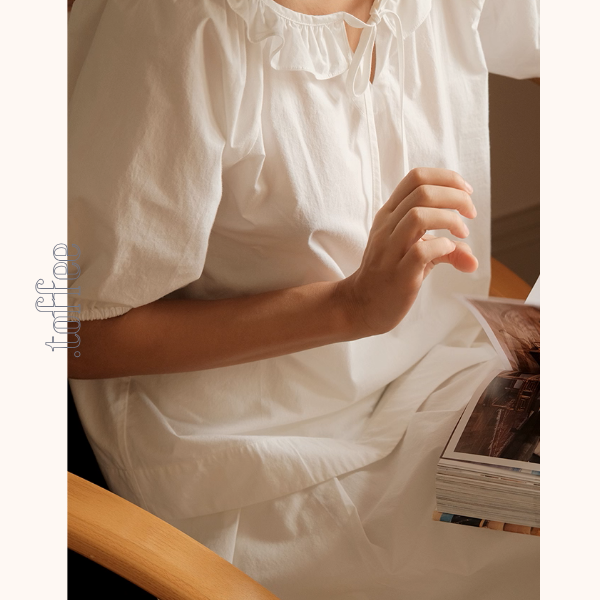 フリルネックとリボンのホワイトブラウス《Z01092》