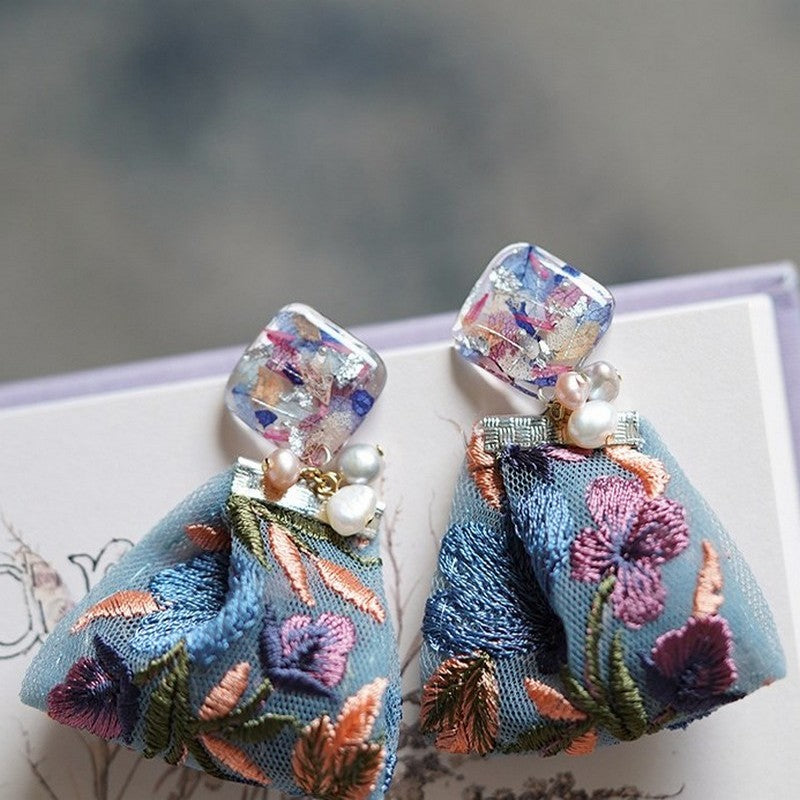 花を閉じ込めた刺繍リボンピアス