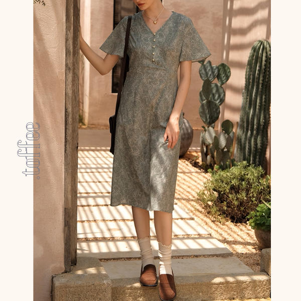 優美なペイズリー柄Vネックワンピース《Z01047》