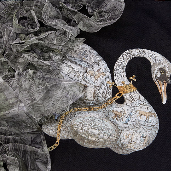 チュールリボンと水鳥プリントのブラックTシャツ《Z01060》