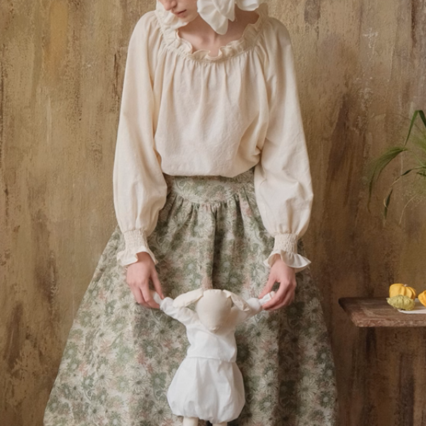 フリルネックのクラシカルブラウス《Z01113》