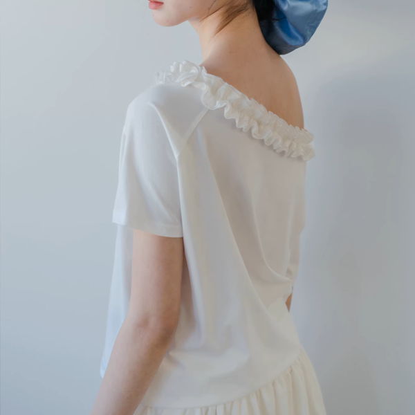 【2color】フリル襟のオフショルダートップ《Z01072》