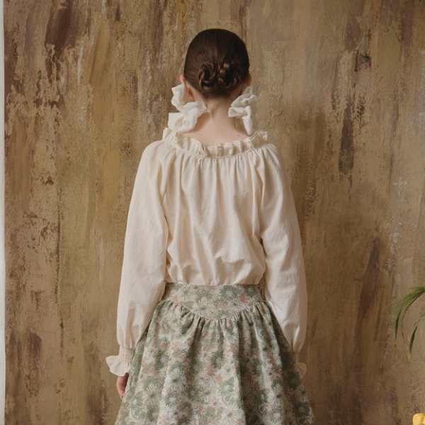 フリルネックのクラシカルブラウス《Z01113》