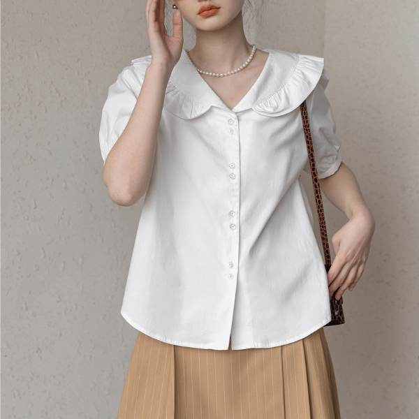フリル襟が揺れるホワイトブラウス《Z01083》