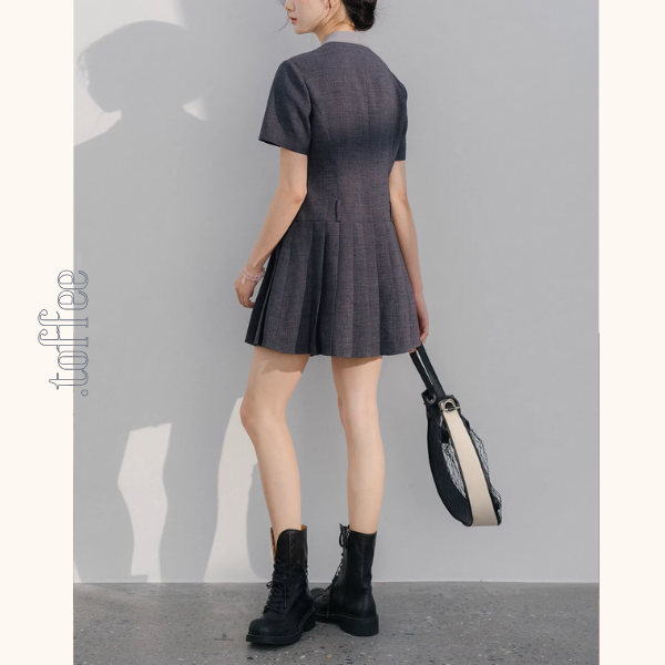 リボン襟とプリーツが彩るミニワンピース《Z01077》