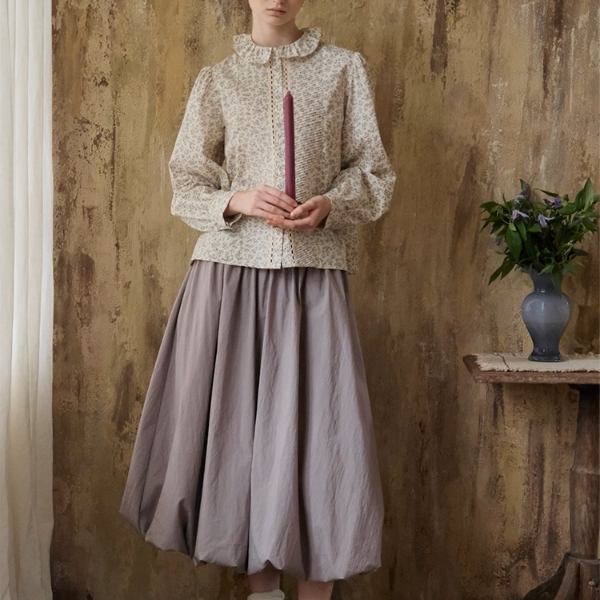 小花柄とフリル襟のクラシカルブラウス《Z01085》