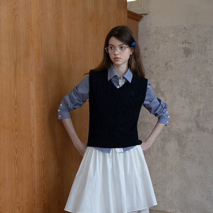 優雅な知性を纏うエレガントネイビー・ケーブルニット《Z01078》