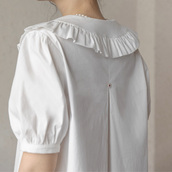 フリル襟が揺れるホワイトブラウス《Z01083》