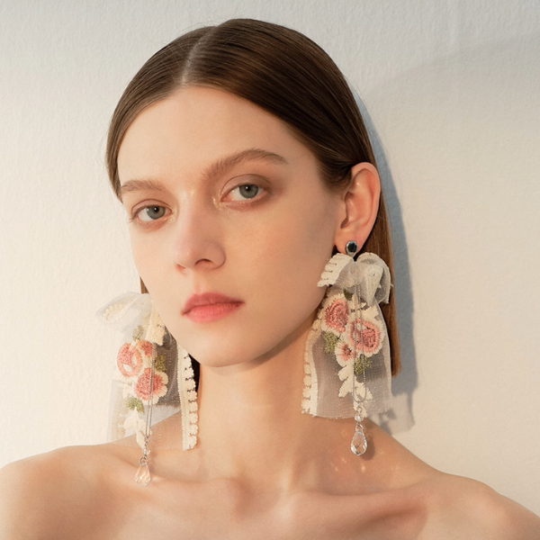 レース&フラワー刺繍のリボンピアス《Z01035》