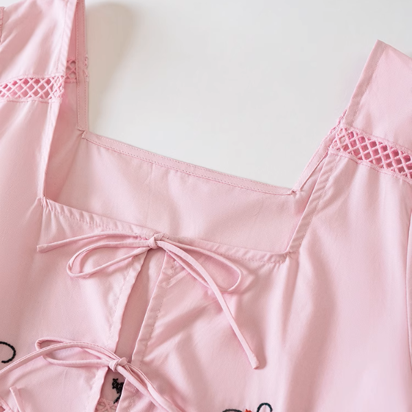 フラワー刺繍とリボン装飾のスクエアカラーブラウス《Z01007》