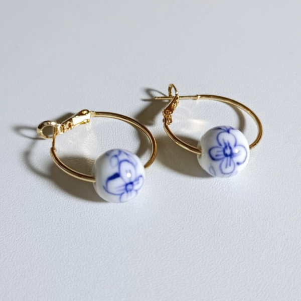 ホワイトビーズレトロイラストリングピアス AU-044