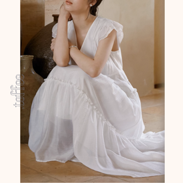 Vネックホワイトティアードワンピース《Z00884》