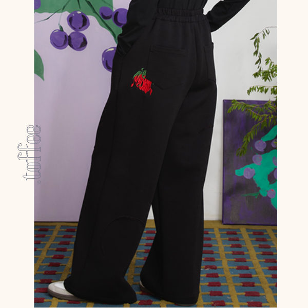 ストロベリー刺繍ブラックスウェットパンツ 《Z00698》