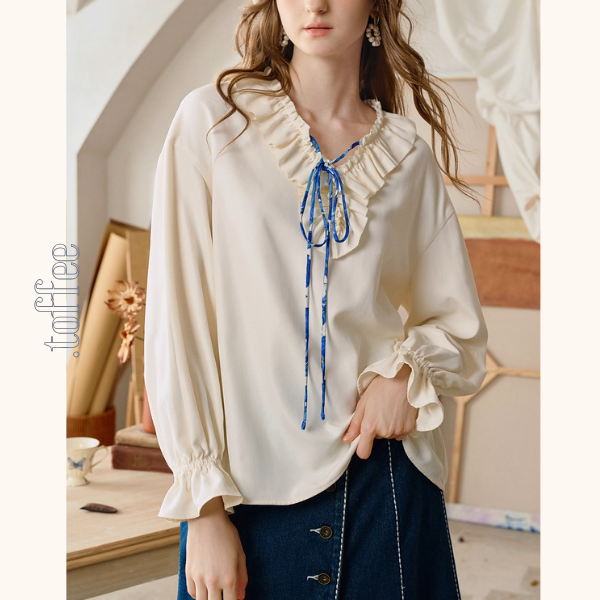 【2color】ひと筆の空を結ぶ、フリルとアートのブラウス《Z01124》