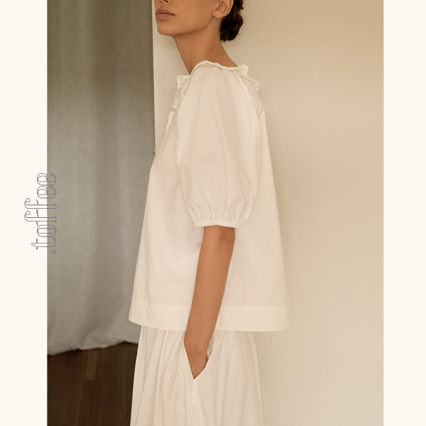 フリルネックとリボンのホワイトブラウス《Z01092》