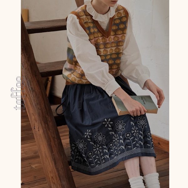 レトロ調花柄刺繍サスペンダースカート《Z01109》