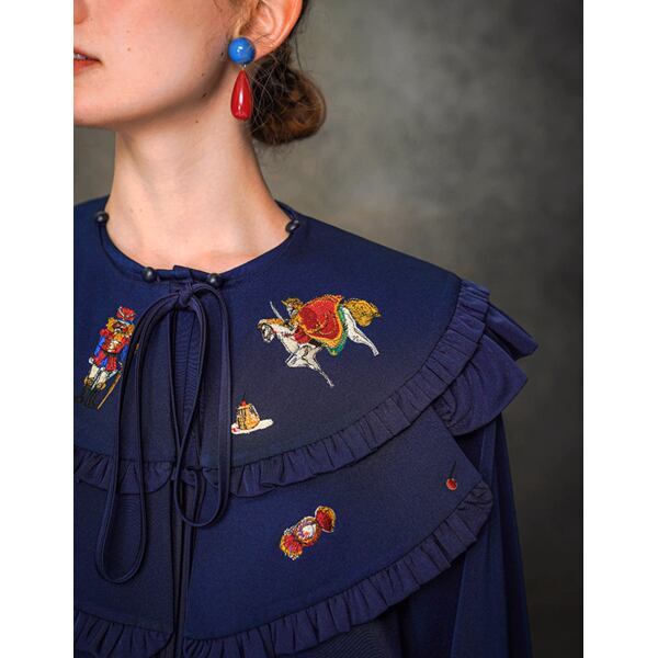 くるみ割り人形刺繍フリル衿ブラウス C0113