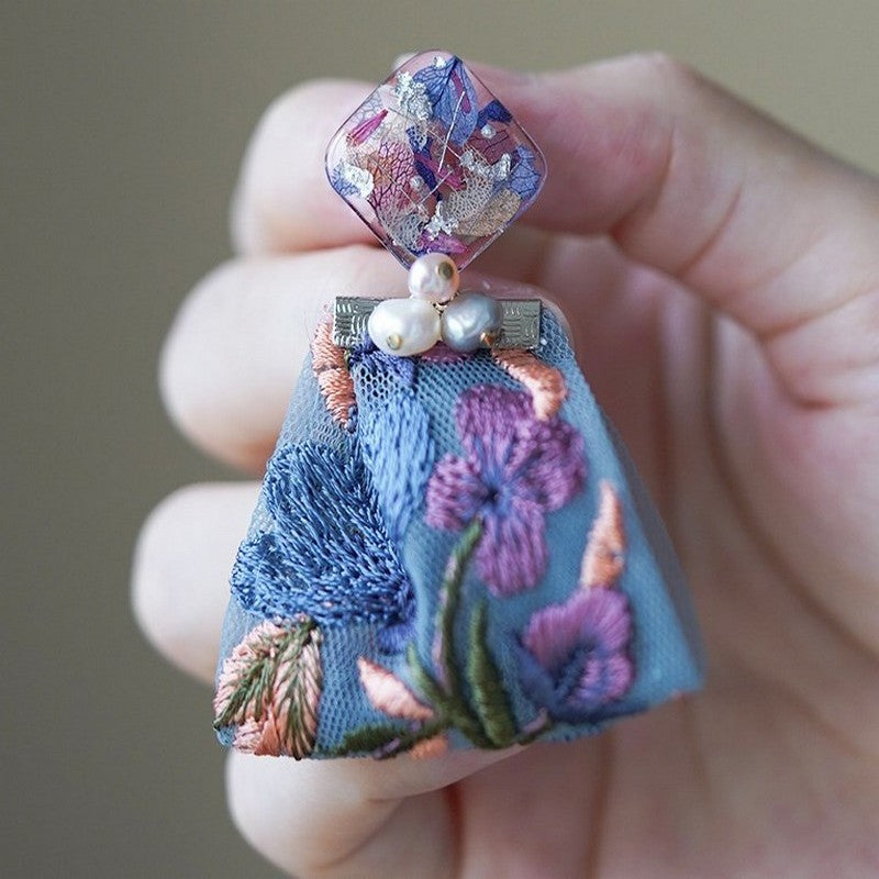 花を閉じ込めた刺繍リボンピアス