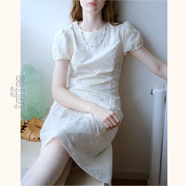 パフスリーブ蝶柄刺繍入りミモレ丈ワンピース《Z00873》