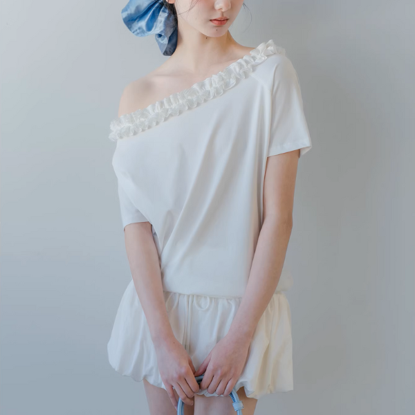 【2color】フリル襟のオフショルダートップ《Z01072》