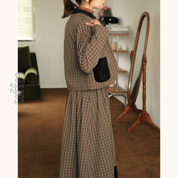 ブラックポケット付きジャケット&ミモレ丈スカートのブラウンチェックセットアップ Z00514