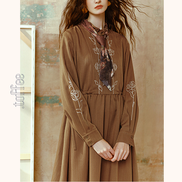 【2color】ローズ刺繍フリルネックワンピース 《Z00681》