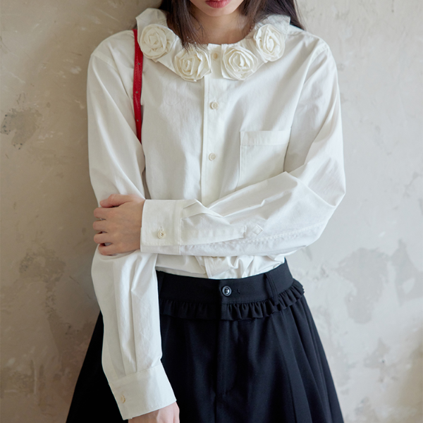 立体ローズ装飾ホワイトブラウス 《Z00766》