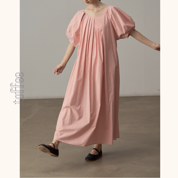 バルーン袖とギャザーのピンクワンピース《Z01084》